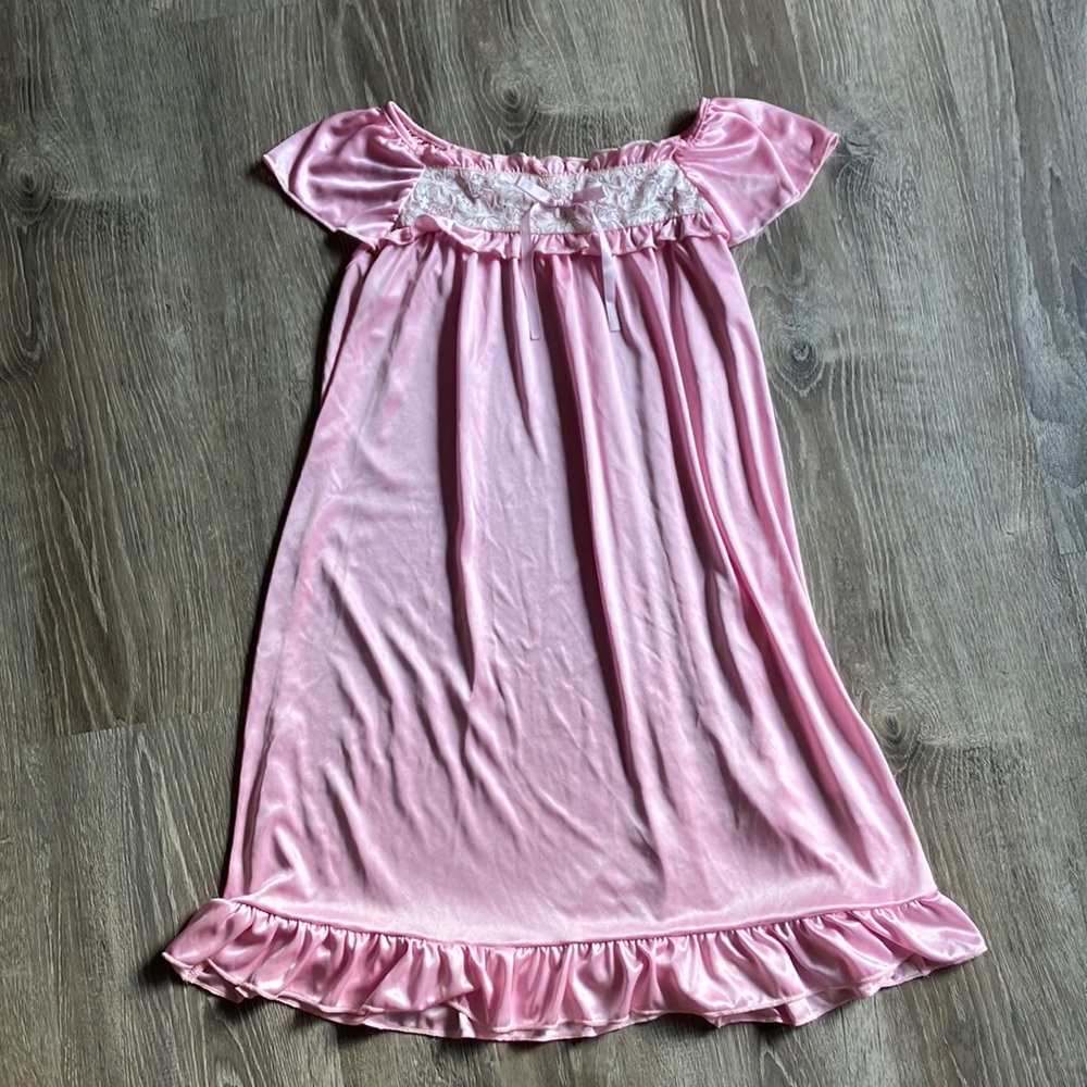 Pink night gown / sleep dress. From Romwe. Women’s medium.